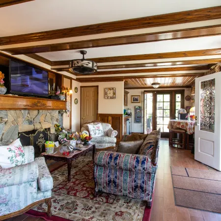 Arrowhead Lake Inn