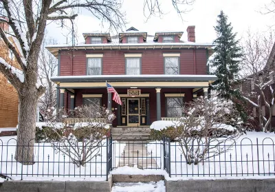 Looking Glass Inn Hotels in 