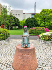 Statue of the Girl with Red Shoes