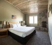Arrowhead Mountain Lodge Hotels in Cimarron