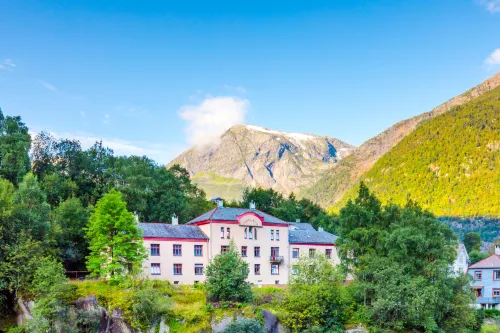 Slottet Apartments Hotels in Odda