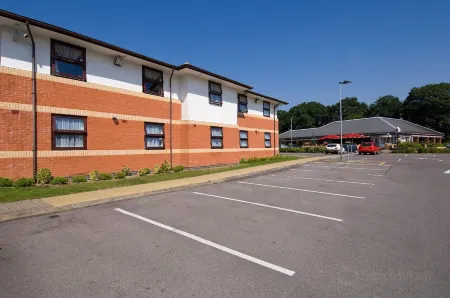 Premier Inn Fareham Отели в г. Ферем