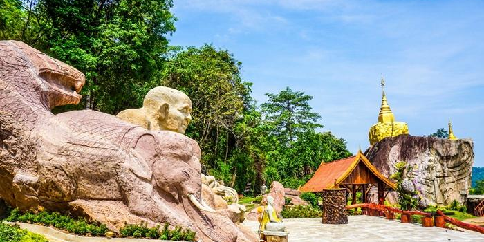 Wat Tham Phae Dan