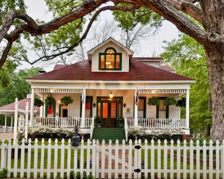 White Oak Manor Bed and Breakfast Hotels in Jefferson