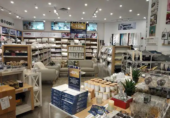 Các khách sạn gần Aeon Mall Long Biên