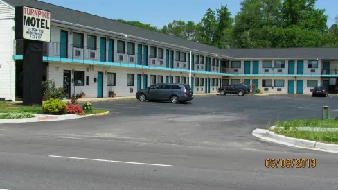 Turnpike Motel