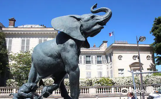Statue "Elephant pris au piege"