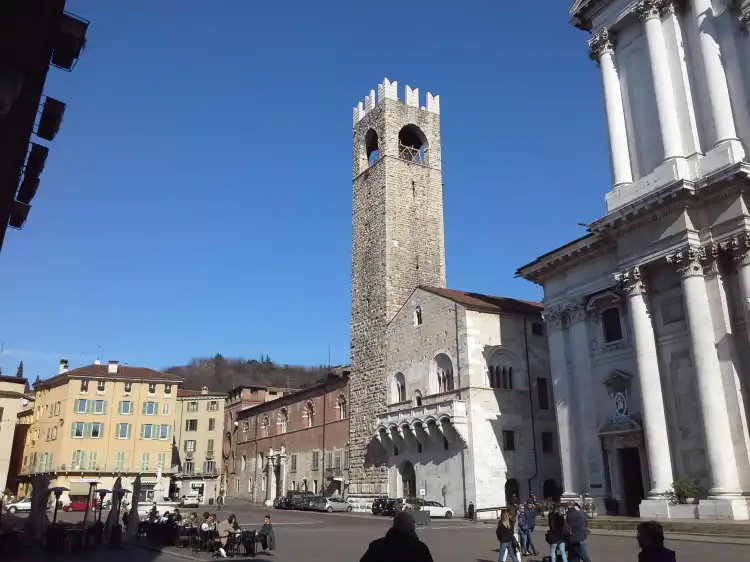 Hotels near Palazzo Broletto