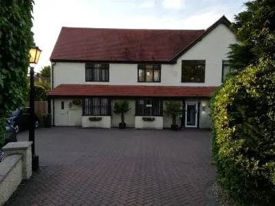 High Hedges Apartment B Hotels near Bate Collection of Musical Instruments