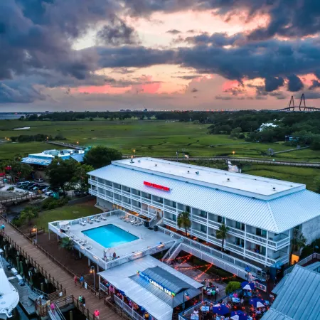 Shem Creek Inn Отели рядом с достопримечательностью «Колд Вар Сабмарин Мемориал»
