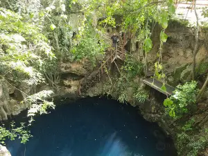 Cenote Yaal Utzil