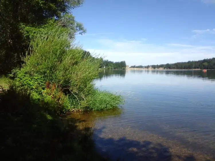 Hotels in Le Lac-d'Issarles