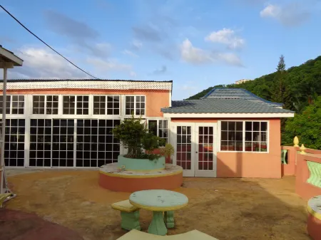 Tropical Court Hotel Отели рядом с достопримечательностью «Докторс Кейв Бич»