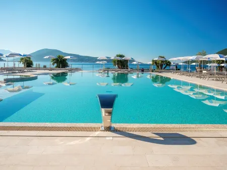 Palmon Bay Hotel & Spa Отели рядом с достопримечательностью «Beach Lazaret»