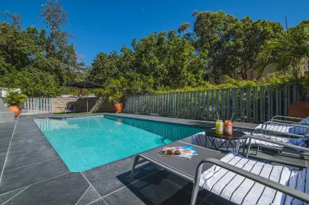 Saks on Hastings Отели рядом с достопримечательностью «Hastings Street»