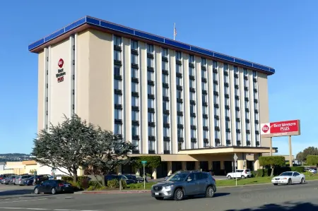 Best Western Plus Grosvenor Airport Hotel Отели рядом с достопримечательностью «SFO Museum»