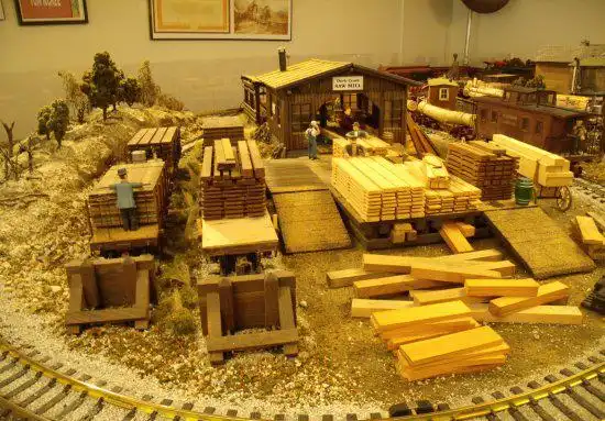 Hotel dekat George L. Carter Railroad Museum