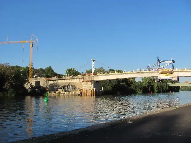 Hotels near Old Main Bridge