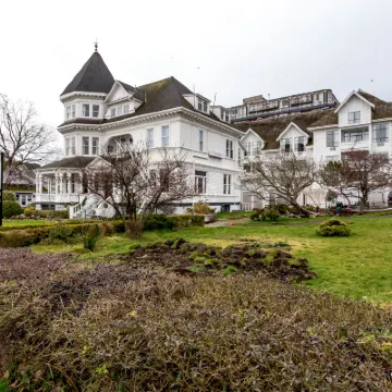 Huntingdon Hotel and Suites Hotels near Helmcken House