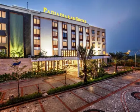 パジャジャラン スイーツ リゾート & コンベンション ホテル ボゴールのホテル