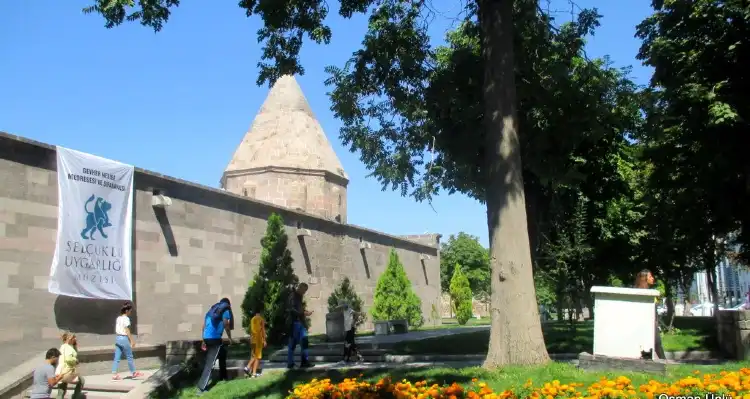 Các khách sạn gần Seljuk Museum