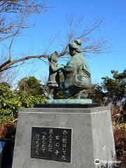 Mother and Child's Statue of Akai Kutsu-No Onnanoko