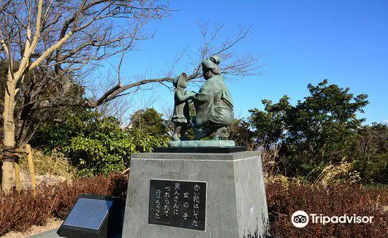 Mother and Child's Statue of Akai Kutsu-No Onnanoko