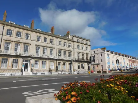 The Jubilee Hotel West- with Spa Facilities Отели рядом с достопримечательностью «Уэймут Бич»