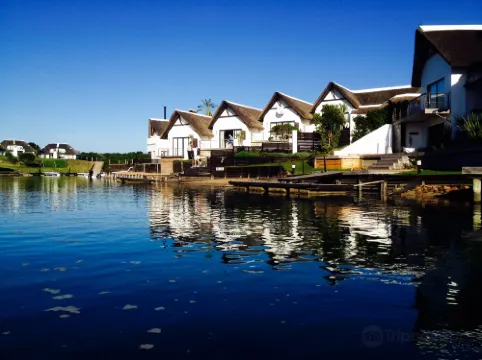 Canal Guest House - Waterfront Luxury B&B - Solar Powered セント・フランシス・ベイのホテル