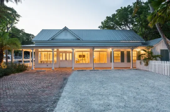 Paradise Inn - Adult Exclusive