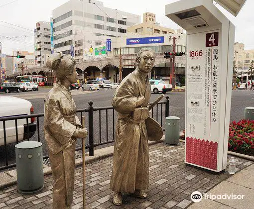 「龍馬、お龍と薩摩でひと休み」像