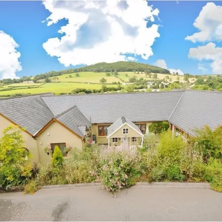 Castle Lodge - Brecon Beacons Accommodation Отели рядом с достопримечательностью «Замок Брекон»