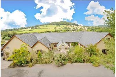 Castle Lodge - Brecon Beacons Accommodation Hotels in Llanwrtyd Wells