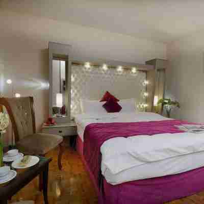 Ferdowsi Grand Hotel Rooms