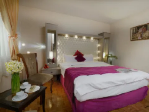 Ferdowsi Grand Hotel โรงแรมในเตหะราน