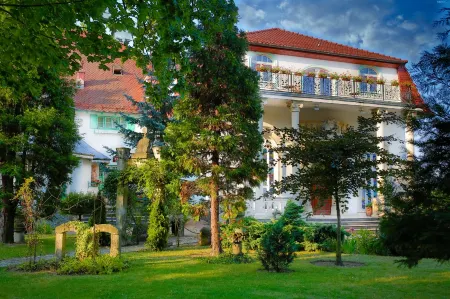 Hotel Garden Отели в г. Львувек-Слёнски