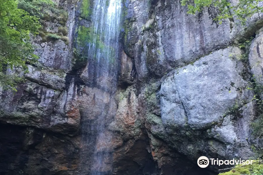 Yamabikono Falls