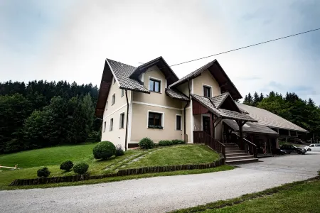 Tourist Farm Pr'Dovar Отели в г. Амброж-под-Крвавцем