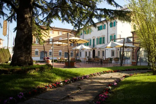 瑪拉斯皮娜別墅酒店