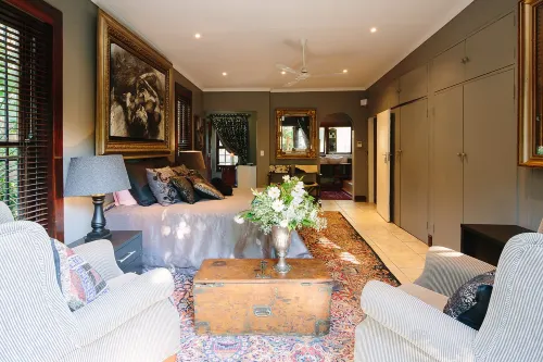 The Art Guesthouse - Homestays