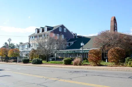 Lamies Inn & the Old Salt Tavern