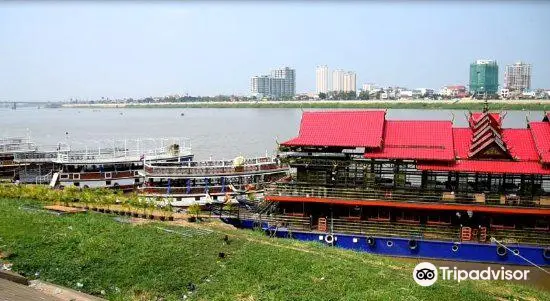 Sisowath Riverside Park