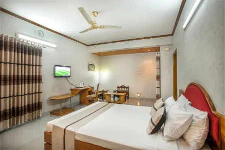 Hotel Naz Garden Отели рядом с достопримечательностью «Malotinagar Staff Quarter Playground»