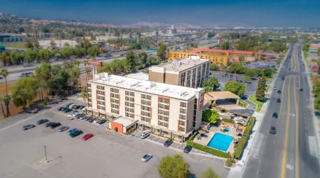 DoubleTree by Hilton San Bernardino Отели рядом с достопримечательностью «Costco Gas Station»