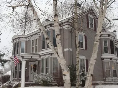 Blackberry Inn Hotels near The Camden Public Library