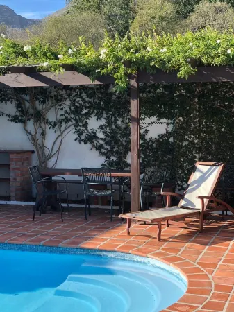 Noordhoek Village Hotel Отели рядом с достопримечательностью «Imhoff Farm»