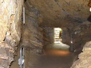 Loczy Cave
