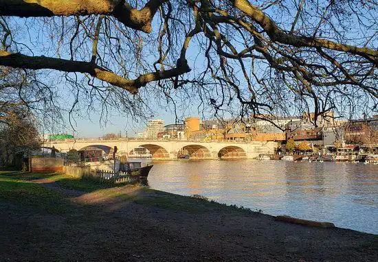 Hotels near Riverside Walk