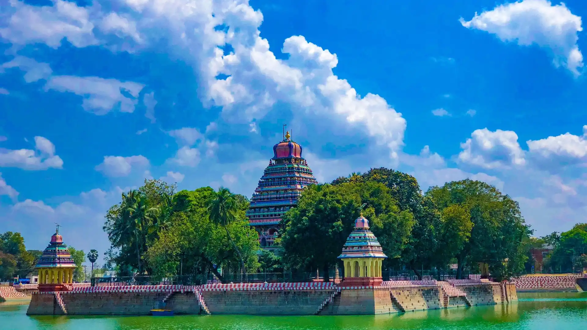 Hotels near Vandiyur Mariamman Teppakulam