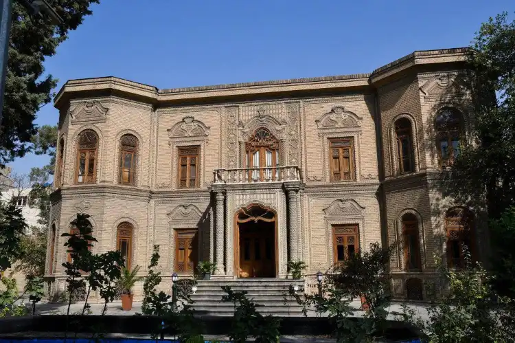Hotels near Glassware and Ceramic Museum of Iran